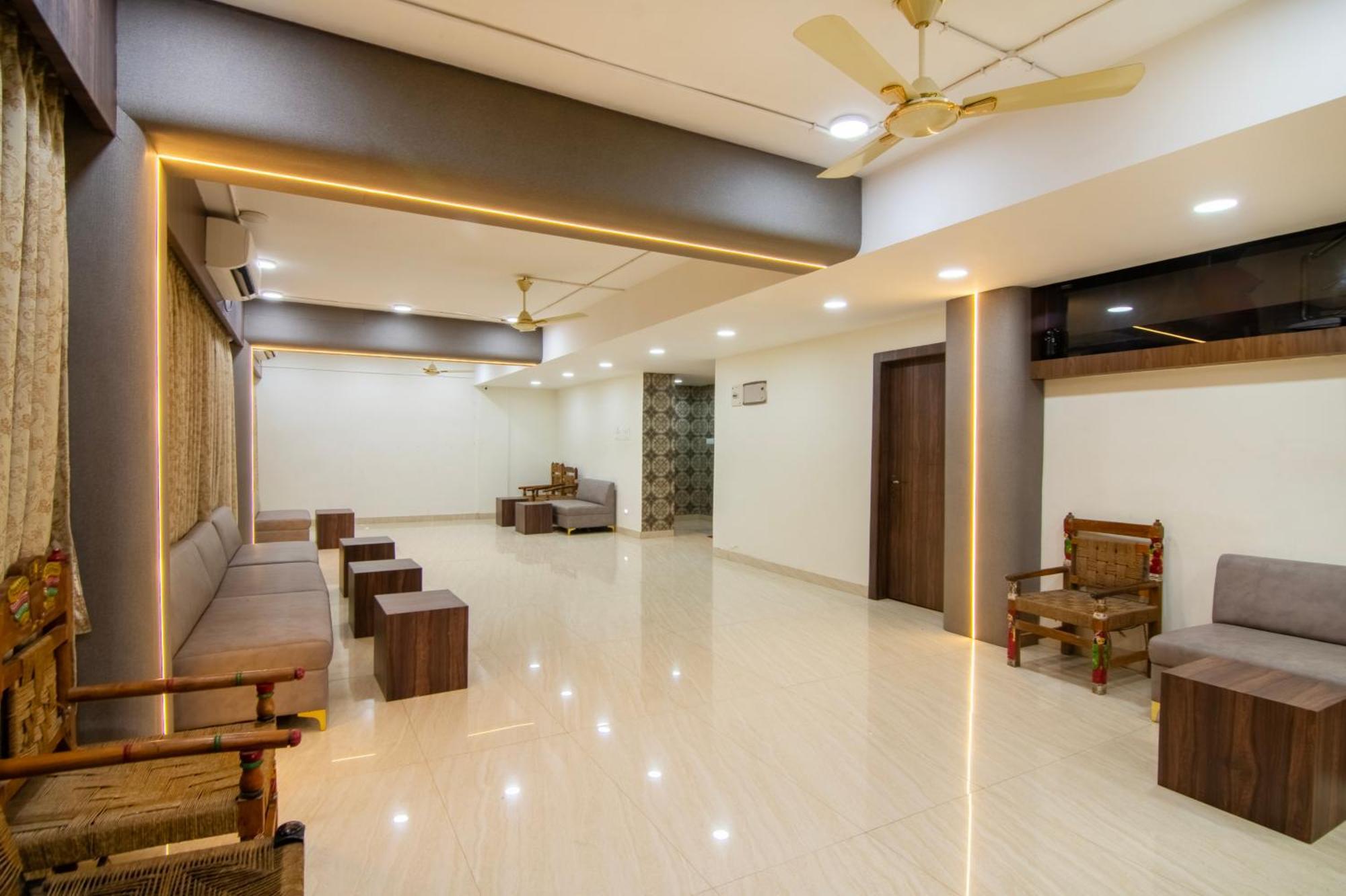 Treebo Petals Banquet & Suites - Kolkata Exterior photo
